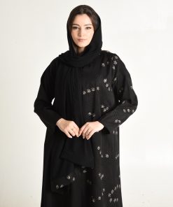 Alternative view of عباية فخمة بتطريز راقٍ يزيّن الجانب الأيسر بألوان ملكية