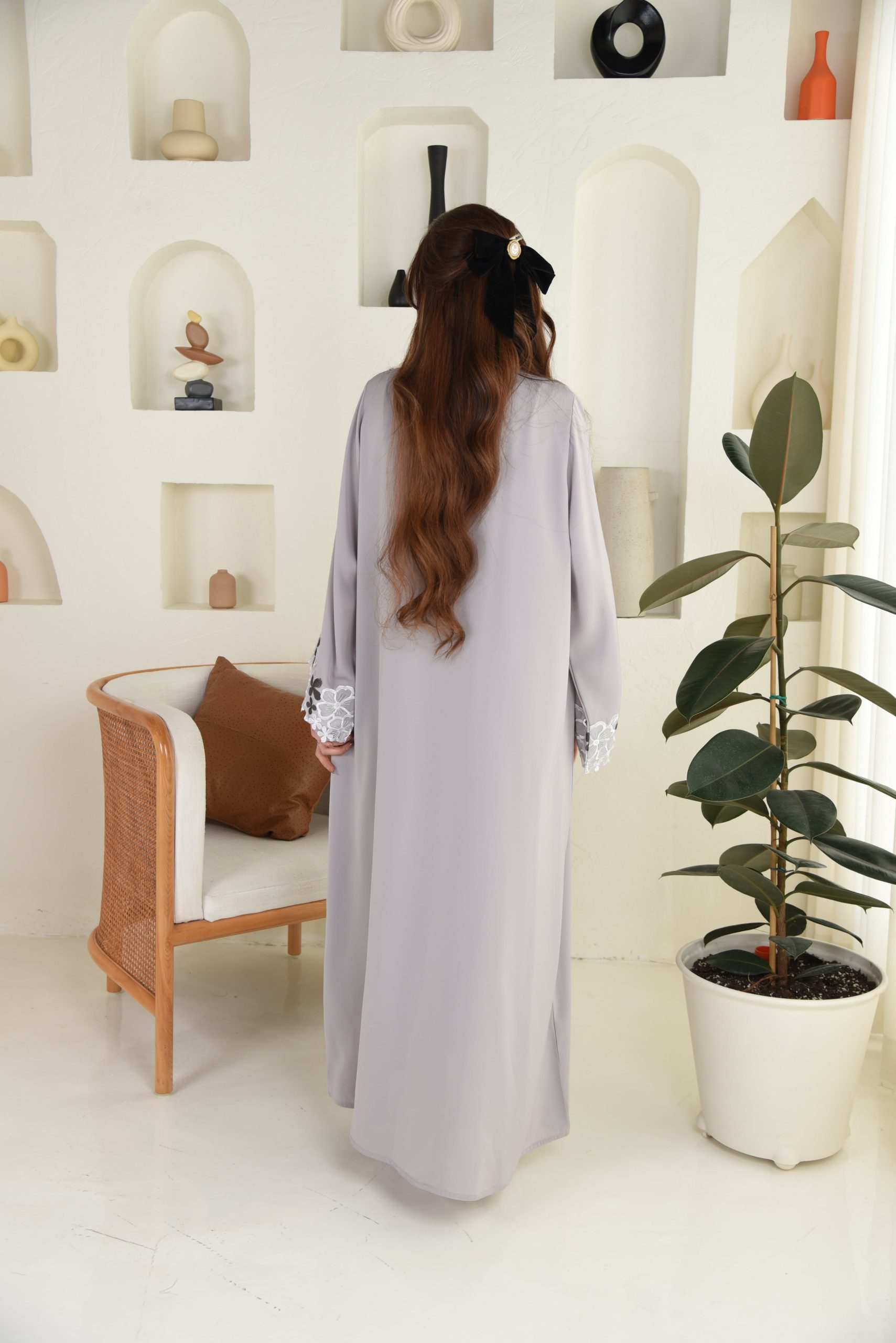 عباية بلون بيج مع تطريز على الكم - الصورة 3