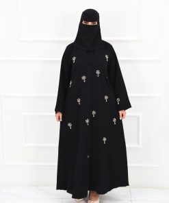 عباية كريب مرصعة بالفصوص الذهبية والكريستال