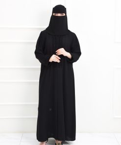 عباية بتفاصيل كسرات مزينة بالخرز