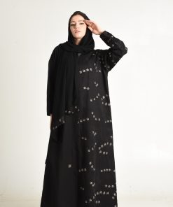 عباية فخمة بتطريز راقٍ يزيّن الجانب الأيسر بألوان ملكية