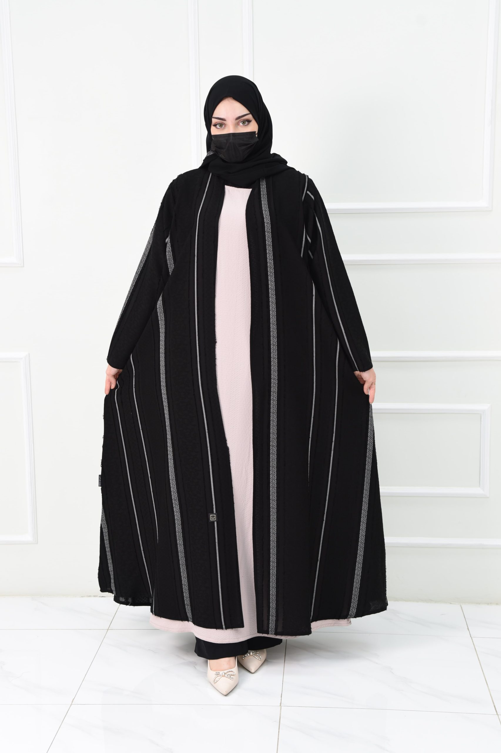عباية كاجوال مع فستان داخلي بيج