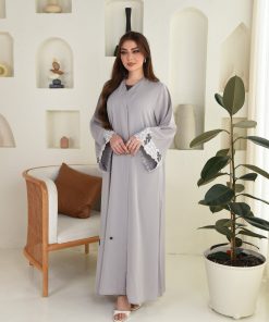 عباية بلون بيج مع تطريز على الكم