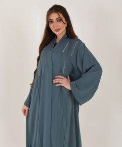 Alternative view of عباية بلون اخضر ناعمة بتطريز شك أنيق على الصدر والأكمام