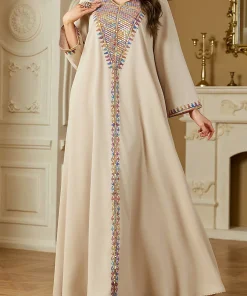 Alternative view of فيفيتش - فساتين قفطان ماكسي مزينة بتطريز متعدد الألوان على شكل حرف V بياقة على شكل حرف V  مزينة بالترتر