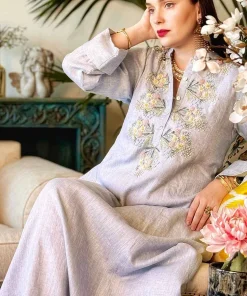 فيفيتش - فساتين ماكسي من الكتان مطرزة بالزهور، بياقة واقفة وأزرار.