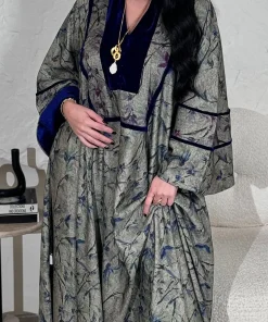 فيفيتش - فساتين ماكسي بنقشة مرقعة، بياقة على شكل حرف V وأكمام طويلة، بتصميم كفتان مطبوع.