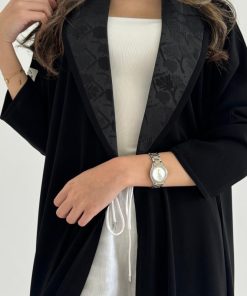 عبايات خمرة - عباية رسمية من الكريب مع ياقة تفتة