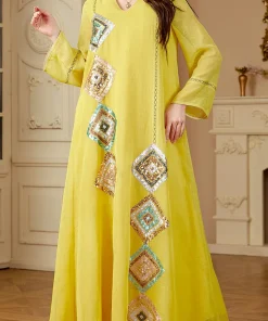 Alternative view of فيفيتش - فساتين قفطان ماكسي مزينة بترتر هندسي بألوان متداخلة وياقة عالية