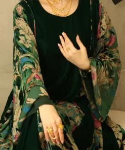 فيفيتش - فستان ماكسي مخملي بياقة دائرية وطبعة زهور مرقعة [طلب مسبق]