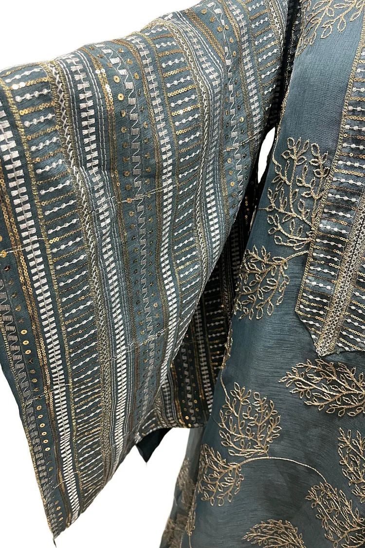 فيفيتش - فستان ماكسي أزرق مطرز بخيوط الترتر مع شرابات وأكمام واسعة وفتحة رقبة على شكل حرف V - Image 6