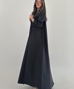 Alternative view of عبايات خمرة - عباية مقلمة من الكريب بقصة بليزر