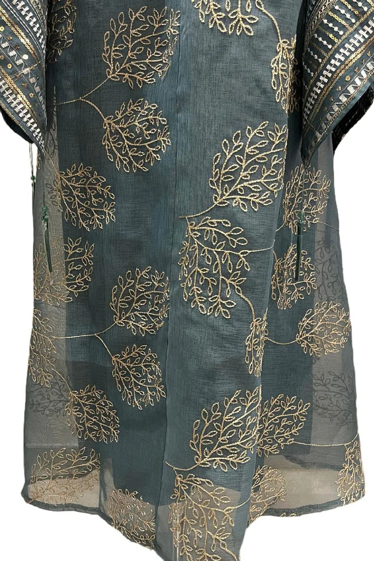 فيفيتش - فستان ماكسي أزرق مطرز بخيوط الترتر مع شرابات وأكمام واسعة وفتحة رقبة على شكل حرف V