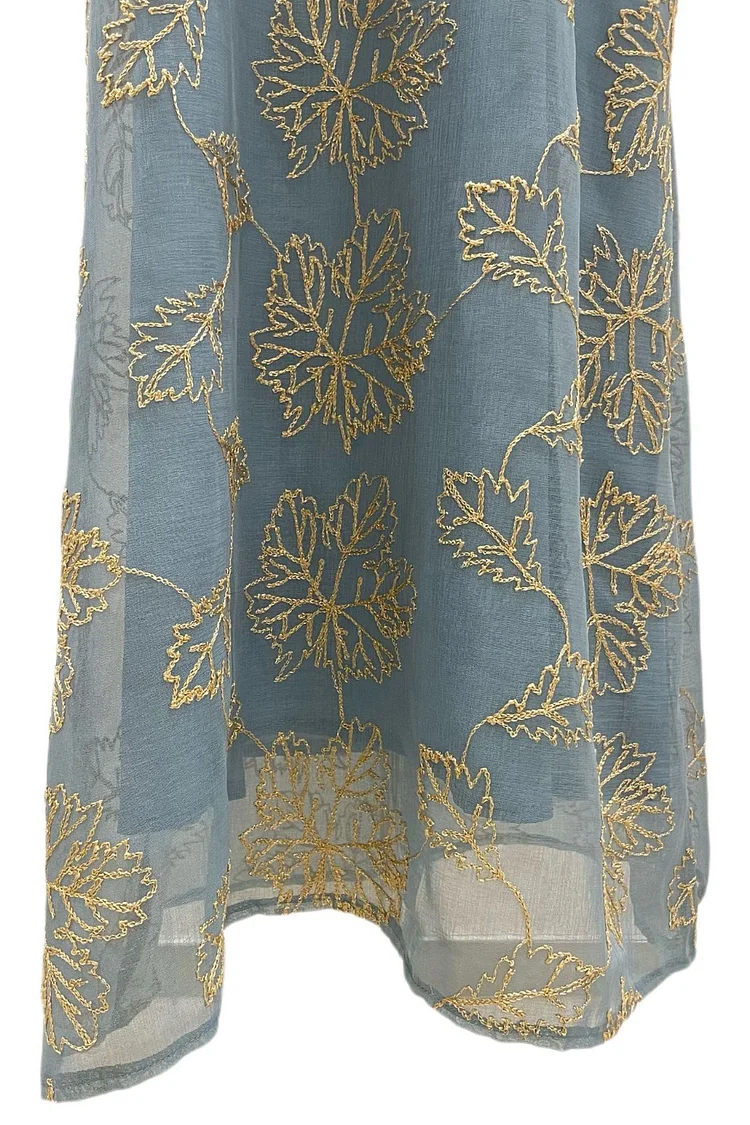 فيفيتش - فستان ماكسي بأكمام طويلة وفتحة رقبة على شكل حرف V مطرز بشرابات ذهبية