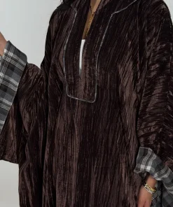 فيفيتش - فستان ماكسي مخملي فضفاض بنقشة مربعات وفتحة رقبة على شكل حرف V عميقة [طلب مسبق]