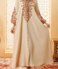 Alternative view of فيفيتش - فساتين ماكسي للحفلات بتصميم الكفتان، مزينة بتطريز متعدد الألوان وياقة عالية وأساور مشقوقة