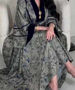 Alternative view of فيفيتش - فساتين ماكسي بنقشة مرقعة، بياقة على شكل حرف V وأكمام طويلة، بتصميم كفتان مطبوع.