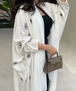 Alternative view of فيفيتش - كارديجان طويل أبيض مطرز بنمط عيون وأكمام واسعة - عباية