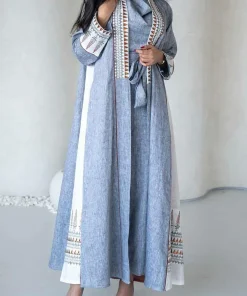 Alternative view of فيفيتش - طقم عباية من قطعتين، فستان برباط على شكل ياقة عالية، مطبوع بألوان متداخلة.