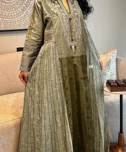 فيفيتش - فساتين ماكسي من الكتان المطبوع بنقوش قبلية وياقة عالية من المخمل الكفتان