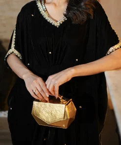 فيفيتش - فستان ماكسي مخملي أسود بفتحة جانبية وأكمام قصيرة مزين بفتحة جانبية [طلب مسبق]