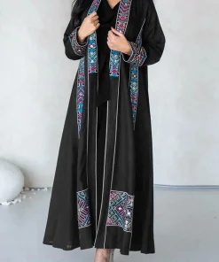 Alternative view of فيفيتش - طقم عباية مطبوعة بنقوش قبلية، بياقة عالية ورباط، قطعتين - أسود