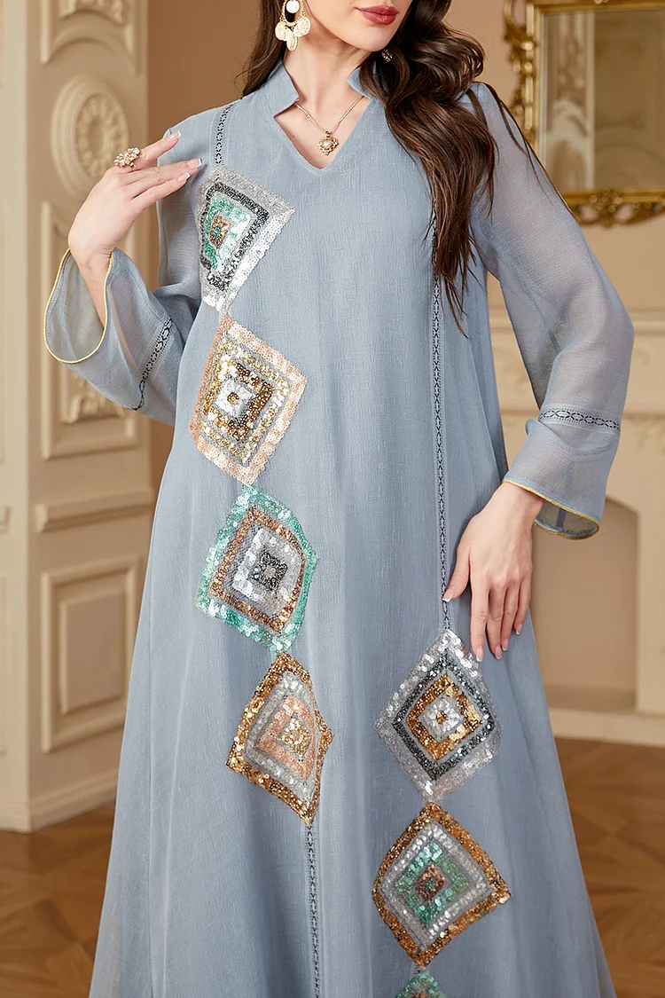 فيفيتش - فساتين قفطان ماكسي مزينة بترتر هندسي بألوان متداخلة وياقة عالية