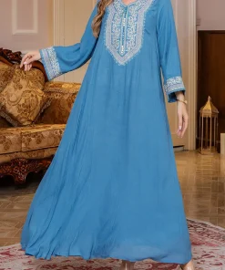 Alternative view of فيفيتش - فساتين قفطان ماكسي مزينة بتطريزات ملونة وفتحة رقبة على شكل حرف V - أزرق