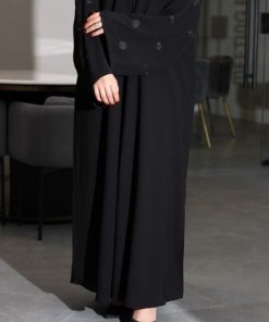 عبايات بيست - عباية عملية بتطريز على الكم باللون الاسود