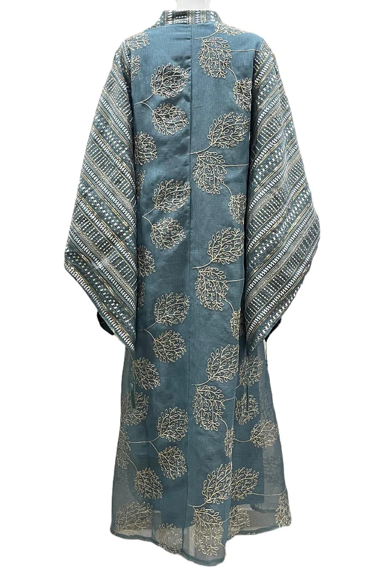 فيفيتش - فستان ماكسي أزرق مطرز بخيوط الترتر مع شرابات وأكمام واسعة وفتحة رقبة على شكل حرف V - Image 5