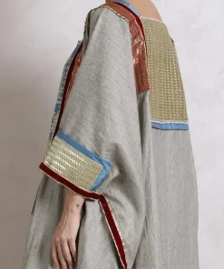 فيفيتش - فستان ماكسي من الكتان بأكمام واسعة مزينة بشراشيب مطرزة [طلب مسبق]