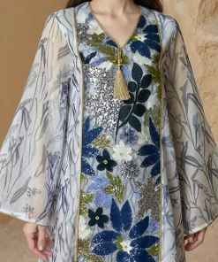 فيفيتش - فستان ماكسي أبيض مطبوع بالكامل، بياقة على شكل حرف V وأكمام طويلة مزين بالترتر