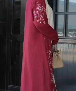 فيفيتش - عباية مطرزة بياقة عالية وبدون أكمام من الكتان، طقم من قطعتين - أحمر [طلب مسبق]