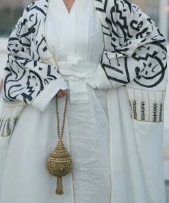 فيفيتش - فستان ماكسي برباط، عباية من الكتان بطبعة عربية، طقم من قطعتين - أبيض