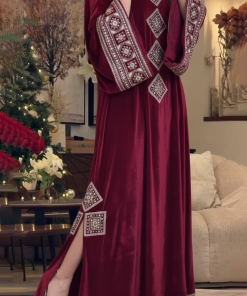 فيفيتش - فستان ماكسي مخملي مطرز بالخرز بتصميم هندسي وحافة مشقوقة [طلب مسبق]