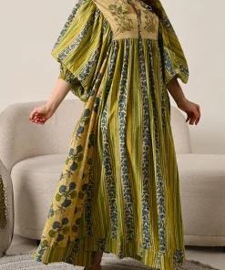 Alternative view of فيفيتش - فستان ماكسي مخطط بنقشة زهور، برباط أمامي، بأكمام نصف منفوخة [طلب مسبق]