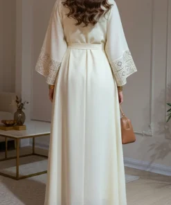 فيفيتش - طقم عباية مطرزة بنقوش هندسية، فستان ماكسي برباط، قطعتين - أبيض [طلب مسبق]