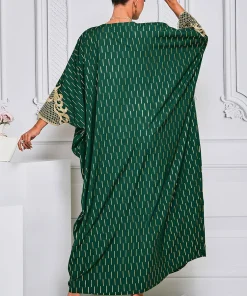 فيفيتش - فساتين ماكسي كفتان مزينة بشرابات مطبوعة باللون البرونزي، بتصميم مرقع وأكمام واسعة.