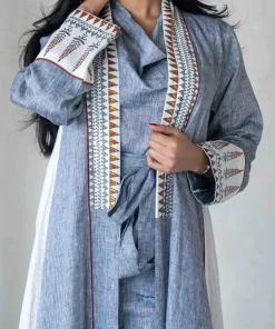 فيفيتش - طقم عباية من قطعتين، فستان برباط على شكل ياقة عالية، مطبوع بألوان متداخلة.