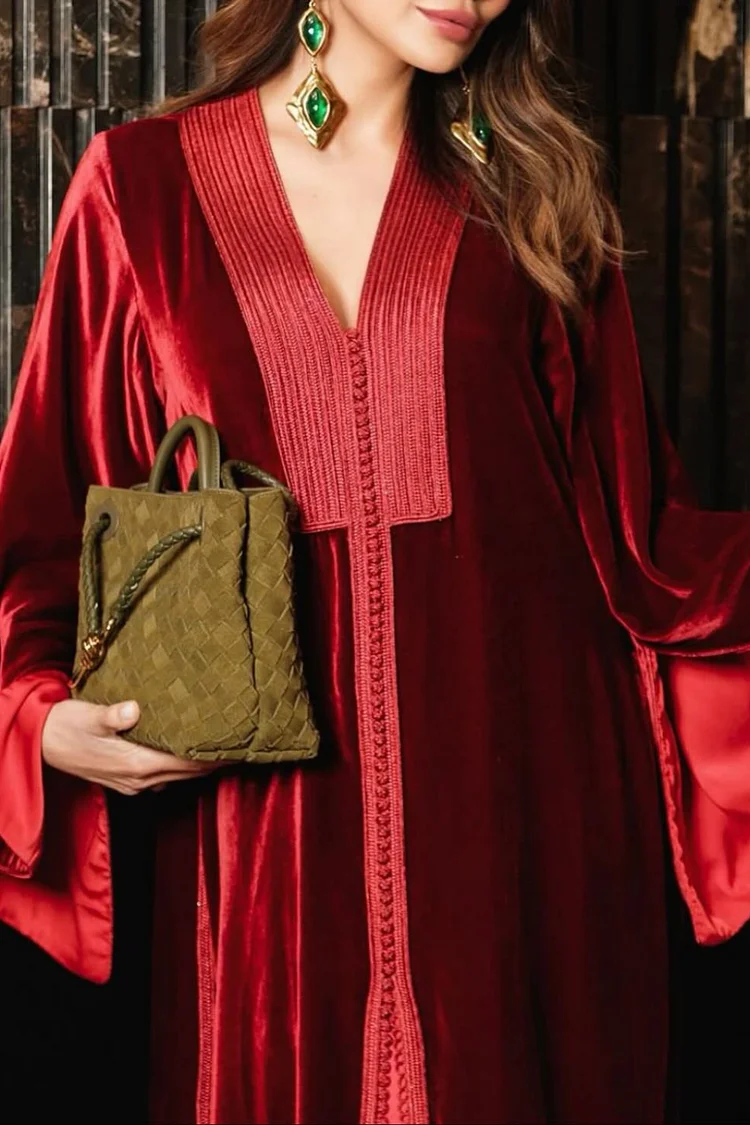 فيفيتش - فستان ماكسي مخملي مطرز ومضلع بفتحة رقبة على شكل حرف V