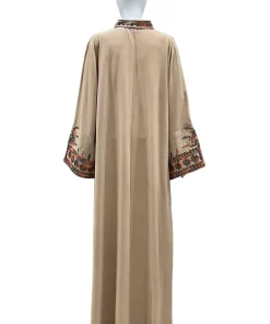 فيفيتش - فستان ماكسي كاجوال بأكمام طويلة مطرز بأزرار وياقة مفتوحة، بتصميم قفطان أنيق.