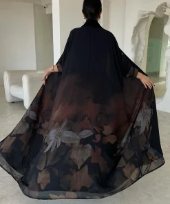 Alternative view of فيفيتش - كارديجان طويل أسود اللون، بياقة شال وأكمام ثلاثة أرباع، مصنوع من قماش شبكي مطبوع.