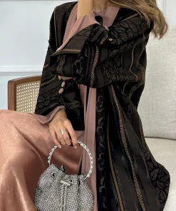 فيفيتش - طقم عباية ماكسي بأكمام طويلة ونقشة مميزة مكون من 3 قطع