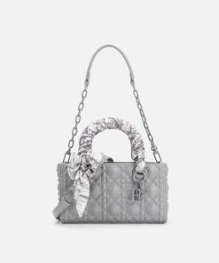 الفي - شنطة نسائية بجلد بارز بلون رمادي