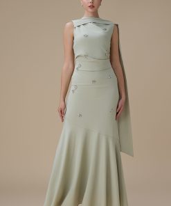 اكتان - فستان طويل أخضر فاتح بتطريز ووشاح جانبي