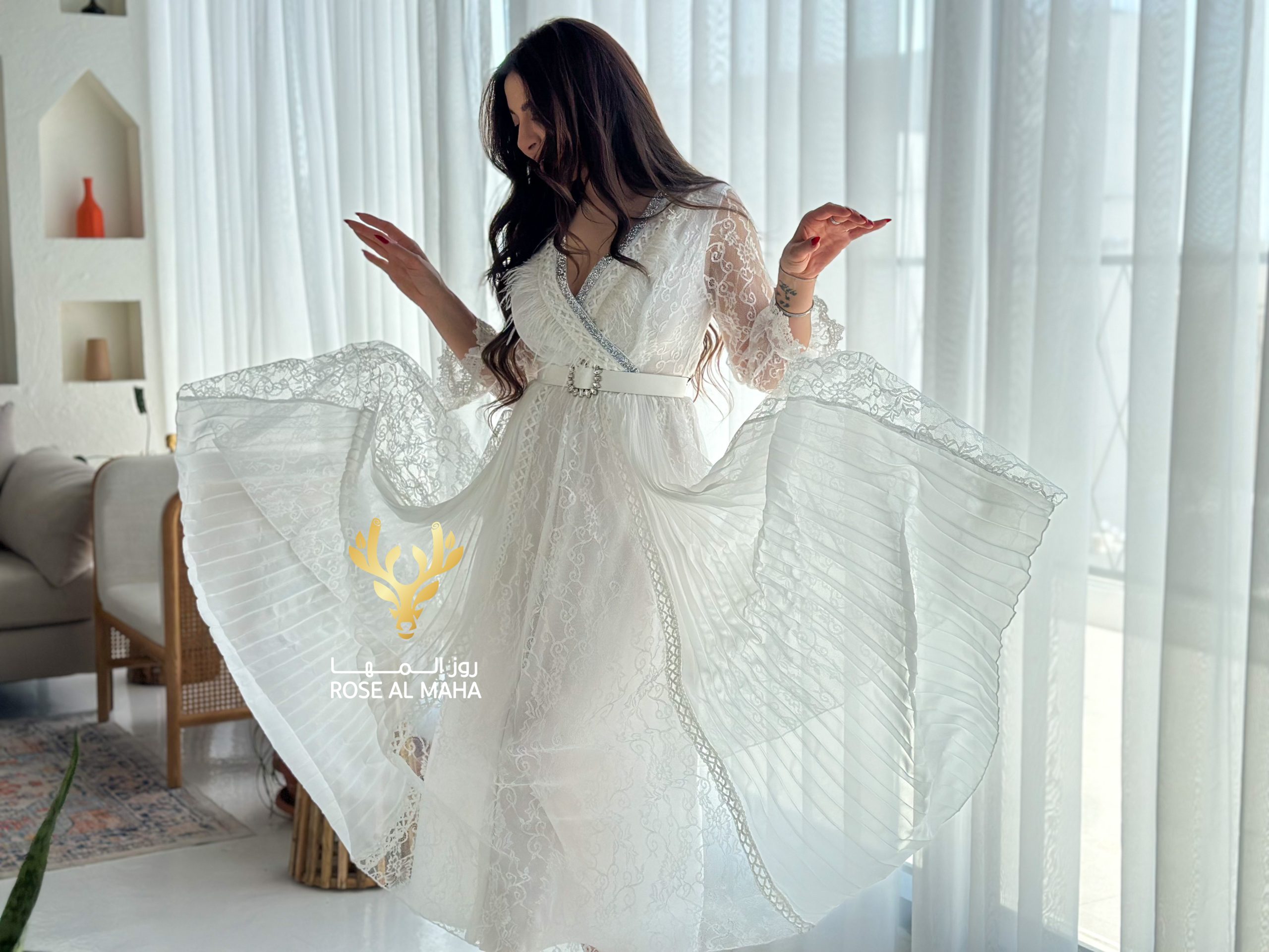 روز المها - فستان أبيض دانتيل بكسرات بليسيه - Image 6