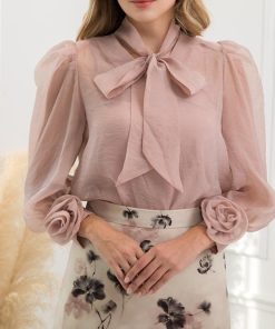 افورا  - بلوزة بتفاصيل مميزة