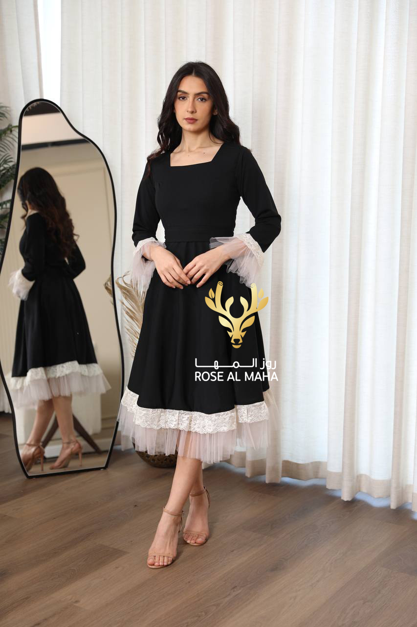 روز المها - فستان اسود بأطراف تُـل ودانتيل - Image 3