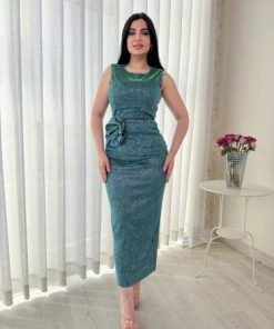 أوبرا فاشن - فستان تيفاني ناعم بدون أكمام مزين بوردة على الخصر