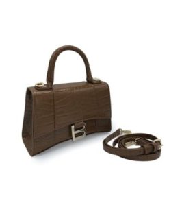 أوبرا فاشن - شنطة يد نسائية فاخرة بيج مزينة بإكسسوار من كريسبيلا